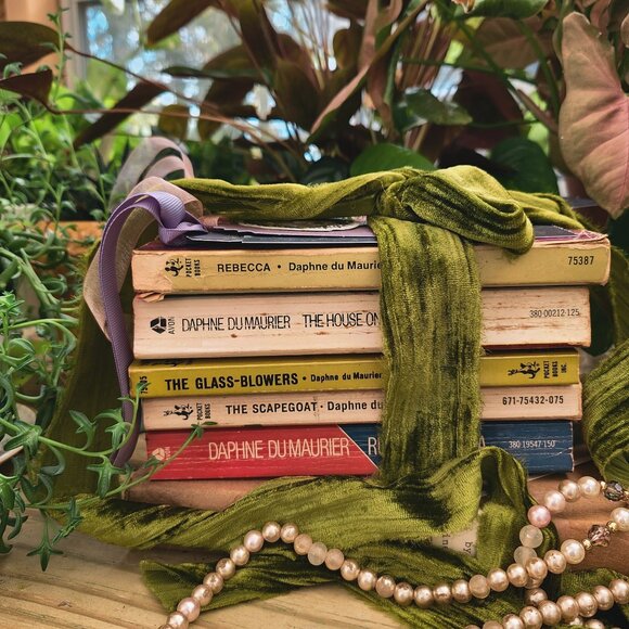 Bundle of 5 Vintage Daphne du Maurier Paperback Novels + Ephemera - Picture 1 of 13